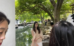 被两个同桌绑起来玩乳动态gif